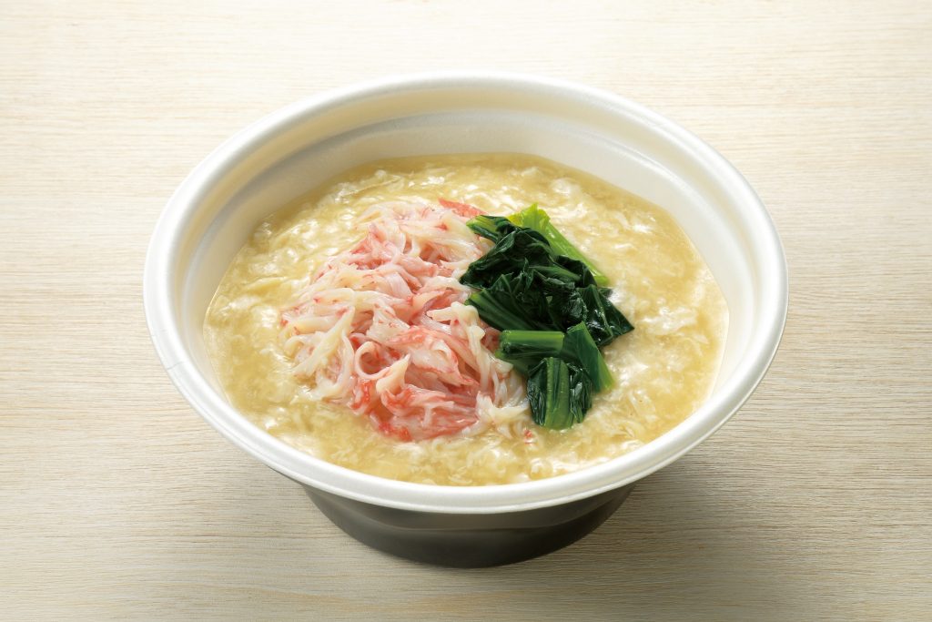 「南京町監修　カニカマあんかけ温麺」（税込498円）彩りよく仕上げた一品。寒い時期にぴったり